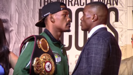 Видео: Обмен взглядами перед шоу Джейкобс-Куиллин