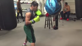 Видео: Шафиков готовится к чемпионскому бою с Бартелеми