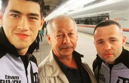 Кадр дня: Дмитрий Бивол с командой прибыл в Москву