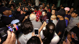 Кадр дня: Мэнни Пакьяо прибыл в Лос-Анджелес