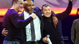 Кадр дня: Майк Тайсон, Руслан Проводников и Денис Лебедев 