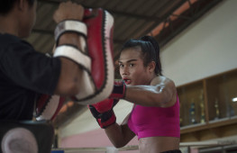 Кадр дня: тайский боксер-трансвестит готовится к европейскому дебюту