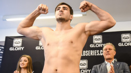 Кадр дня: Артем Вахитов на взвешивании перед турниром Glory 38