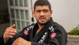 Боец UFC, после драки в баре, подает в суд на охранников