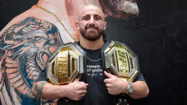 Александр Волкановски подписал новый контракт с UFC