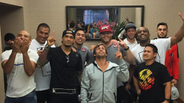 Пятеро бойцов UFC провалились в лифте, один травмирован