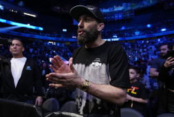 Пьяный Майкл Кьеза разбил себе лицо, пытаясь забраться в клетку на UFC 269