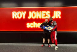 Рой Джонс поддерживает открытие военно-патриотического боксерского клуба в Мытищах 