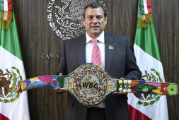 WBC представил памятный пояс для боя Канело-Райдер