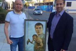 Герман Титов вручает портрет Проводникова Максу Келлерману