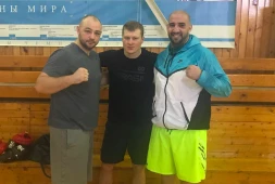 Кадр дня: Александр Поветкин со спарринг-партнерами Адамом Ковнацким и Эрканом Тепером
