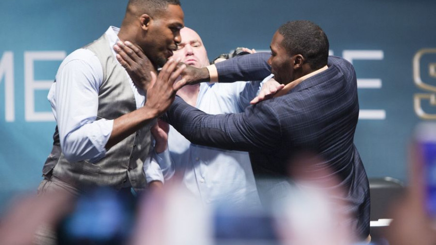 Видео дуэлей взглядов 6 чемпионов UFC с соперниками