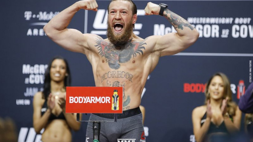 Видео: Взвешивание участников UFC 246