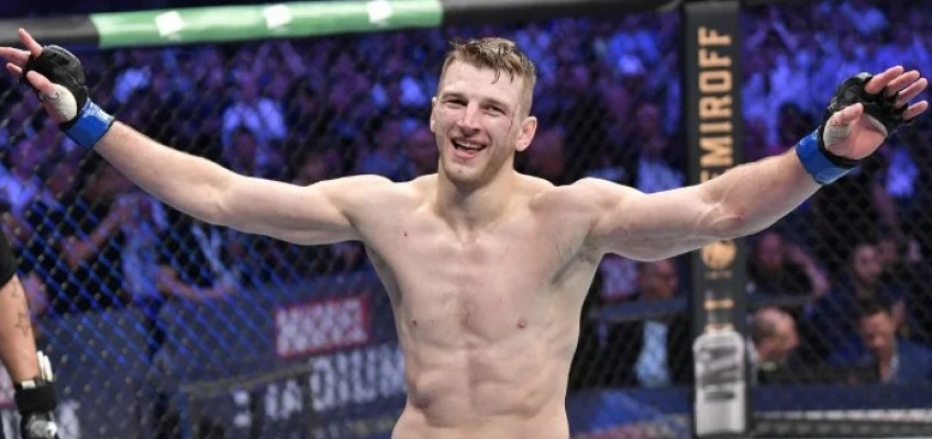 Дэн Хукер дал прогноз на главный бой UFC 273