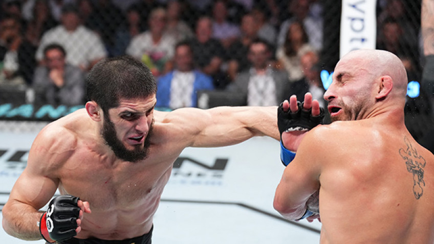 Ислам Махачев победил Александра Волкановски в тяжелом поединке