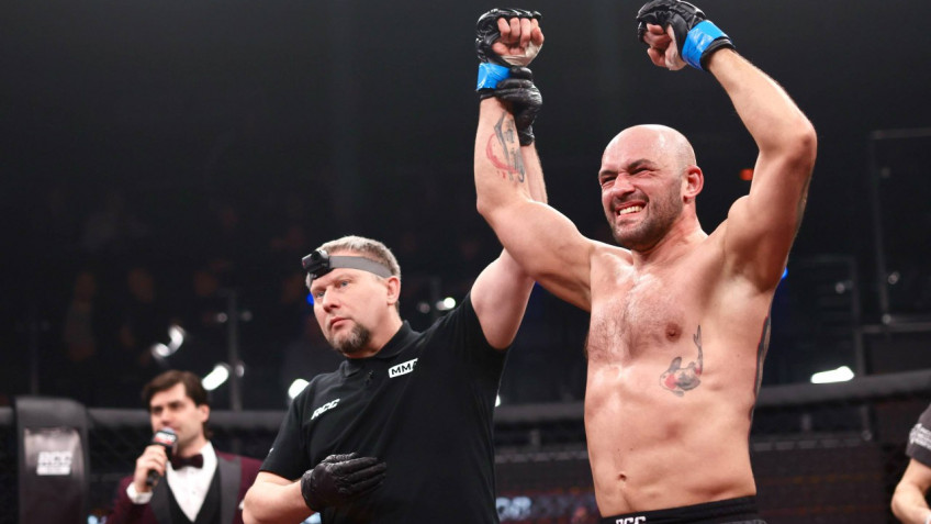 Валерий Мясников победил Самуила Шелеста в главном бою турнира RCC Intro 38