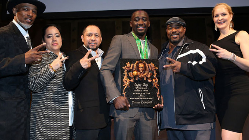 Кадр дня: Теренс Кроуфорд получил награду «Боксер года» по версии BWAA