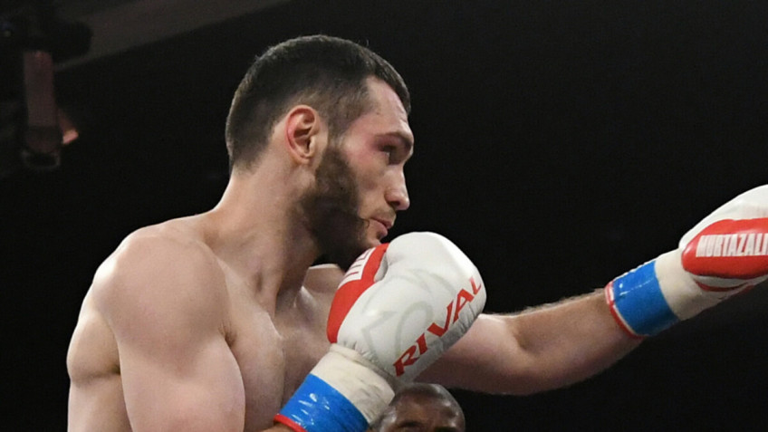 Умар Саламов назвал боксёра, способного победить Теренса Кроуфорда