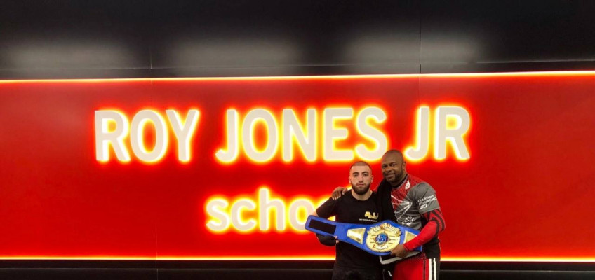 Рой Джонс поддерживает открытие военно-патриотического боксерского клуба в Мытищах 