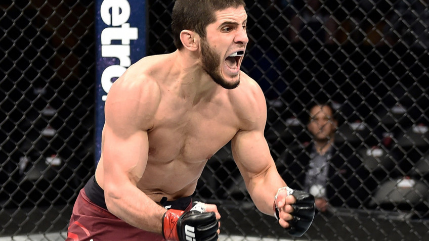 Ислам Махачев победил Чарльза Оливейру удушающим приемом