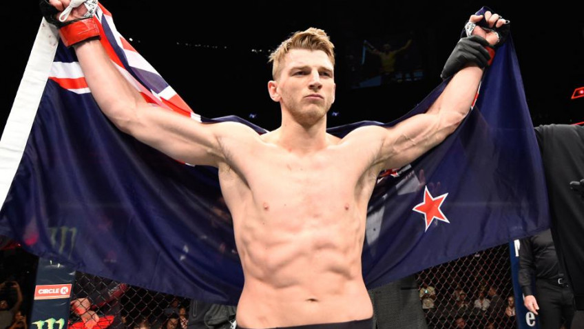 Дэн Хукер победил Эла Яквинту решением судей