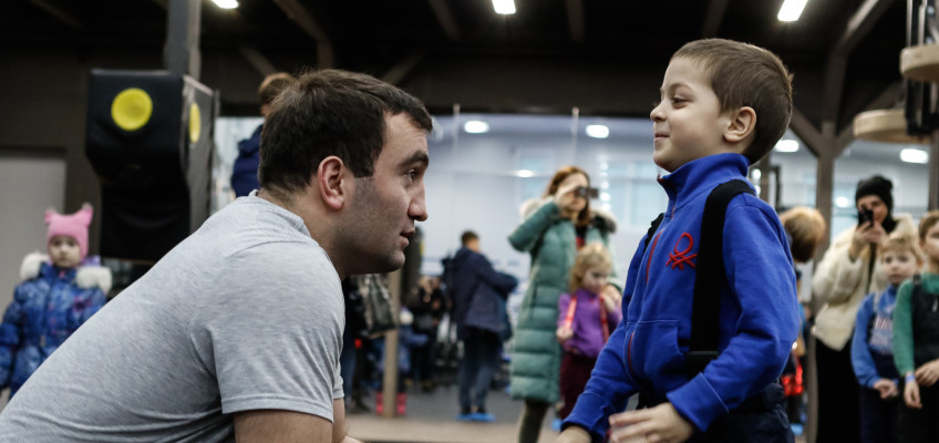 Кадр дня: Мурат Гассиев провел тренировку для маленьких любителей бокса
