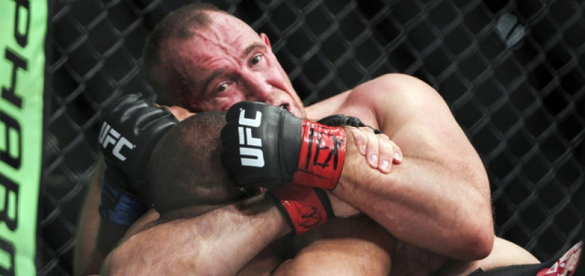 Алексей Олейник победил в дебютном бою в UFC