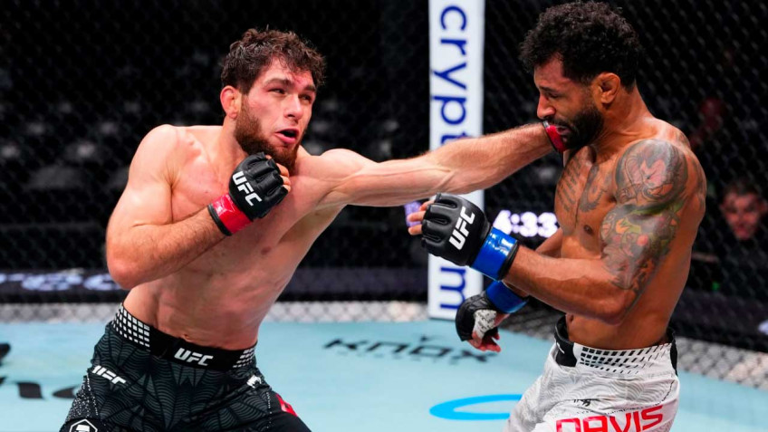 UFC Абу-Даби: Нурулло Алиев победил Майка Дэвиса