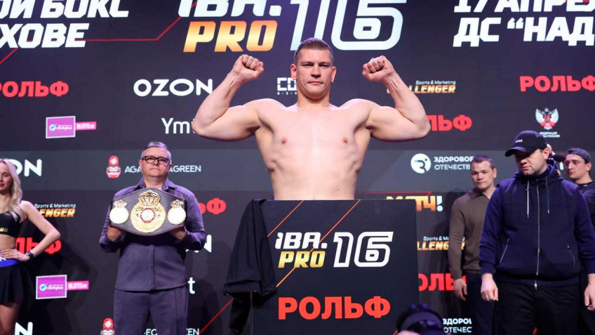 Артём Сусленков досрочно победил Артура Манна