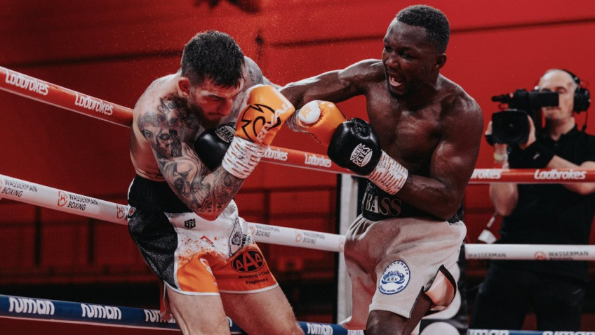 Абасс Барау победил в отборочном поединке по версии WBA