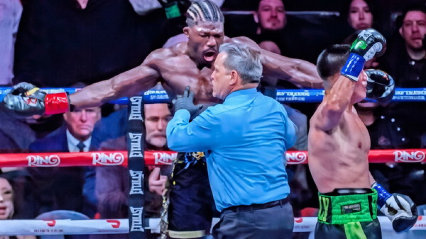 Бектемир Меликузиев нокаутировал Сену Агбеко