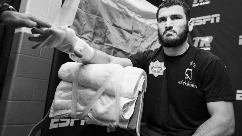 Бетербиев подтвердил, что ждет контракт на бой против Смита