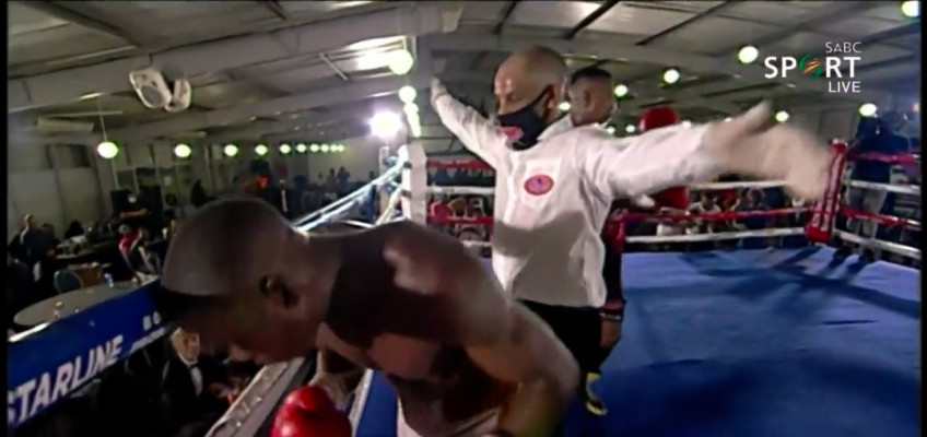 Южноафриканский боксер введен в кому после потери ориентации на ринге