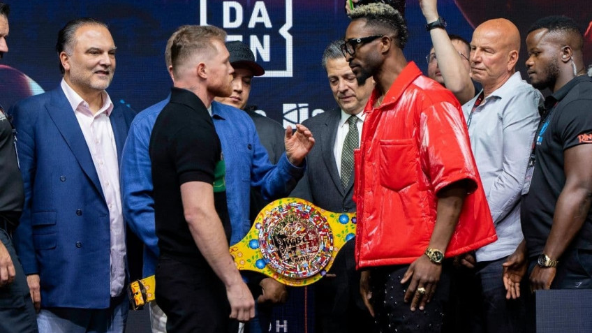 Альварес пригрозил Скуллу кулаком на пресс-конференции