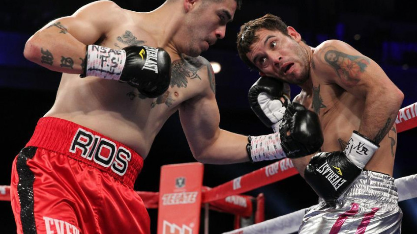 Брэндон Риос победил Диего Чавеса ввиду дисквалификации