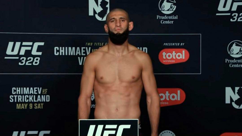 Бойцы UFC потребовали использования электронных весов после скандального взвешивания Хамзата Чимаева