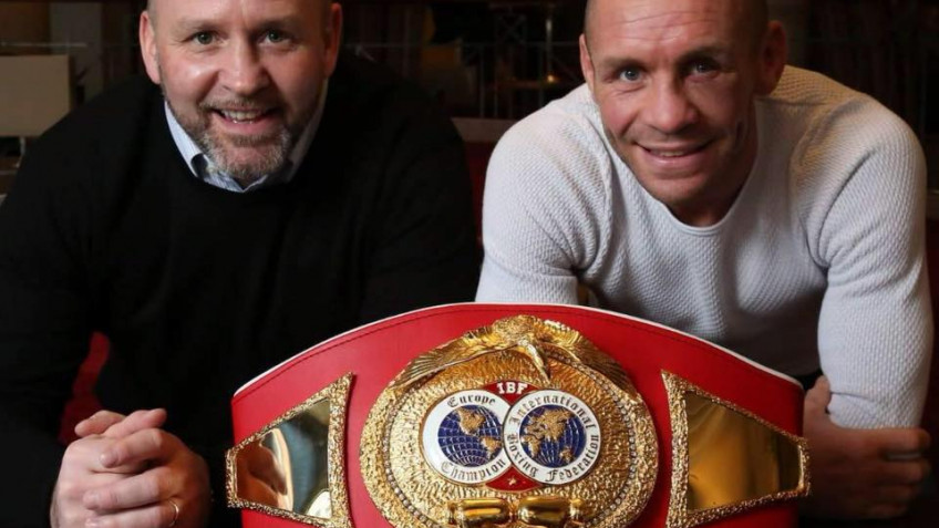 Нуждающийся боксер выставил чемпионский пояс на аукцион