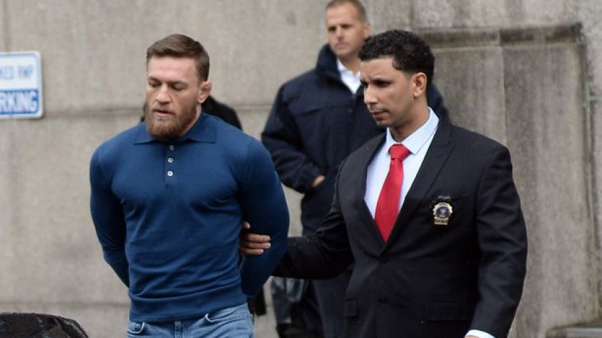 Конора Макгрегора повели в суд в наручниках