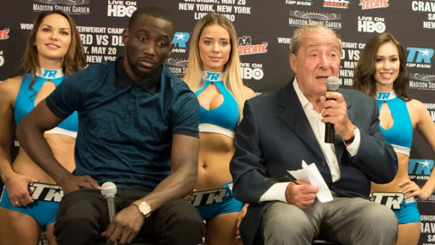 Арум назвал причину поражения Спенса в бою с Кроуфордом