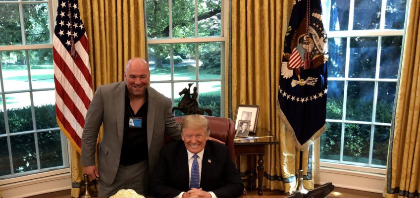 Кадр дня: Дана Уайт принес пояс чемпиона UFC Дональду Трампу в Белый дом