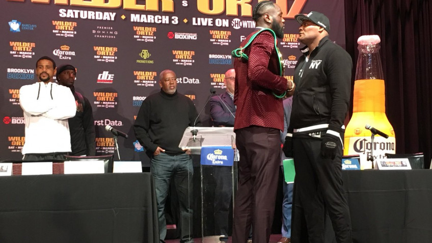 Кадр дня: Уайлдер и Ортис на финальной пресс-конференции