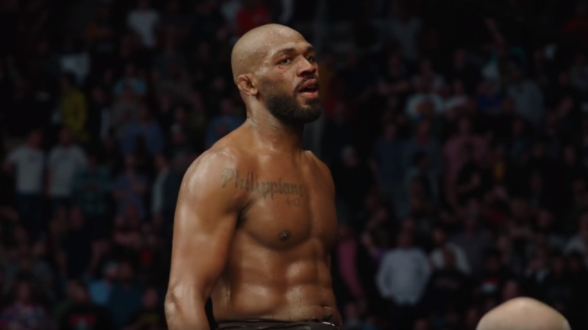 Угловые Рейеса ликовали, а в углу Джонса сохраняли молчание в момент остановки боя