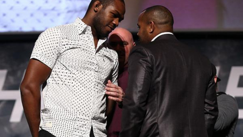 Джонс и Кормье с юмором провели дуэль взглядов