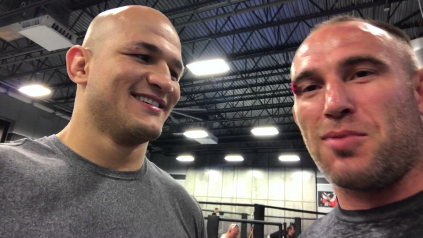 Алексей Олейник: Волкову главное не отхватить от дос Сантоса в начале, а потом Джуниор забегается