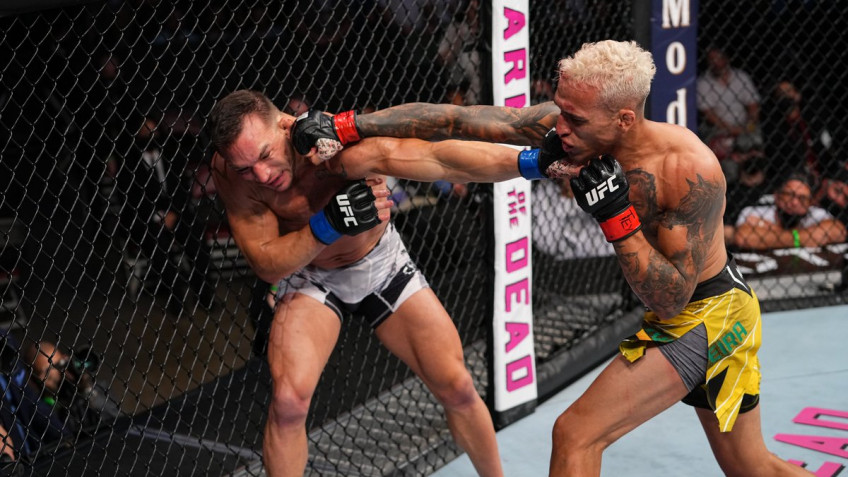 Лучшие моменты поединка Оливейра-Чендлер за титул UFC в легком весе