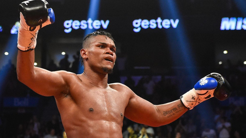 Элейдер Альварес планирует защиту титула в декабре