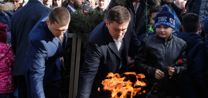 Участники Международного боксерского форума возложили цветы к Вечному огню на Завокзальном мемориальном комплексе в Сочи