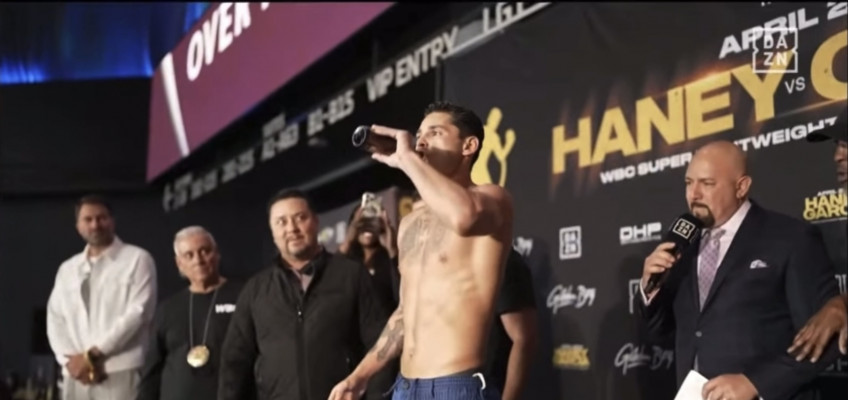 Видео: Райан Гарсия борется с обезвоживанием прямо на весах