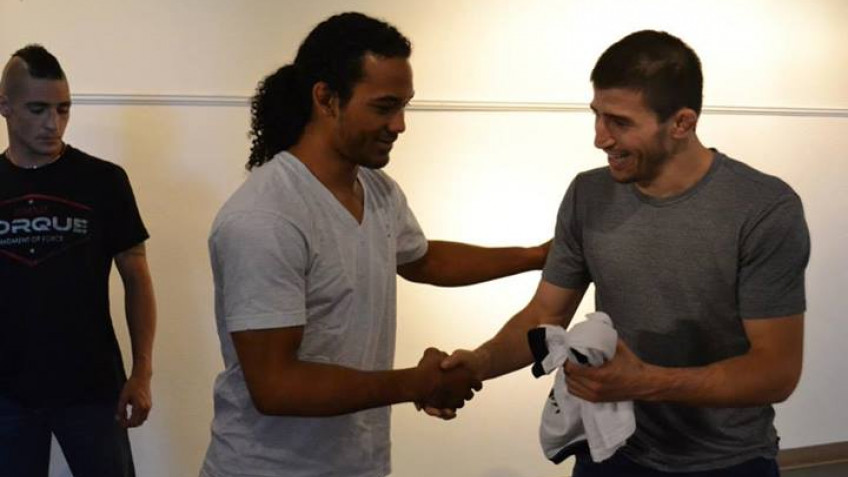 Кадр дня: Рустам Хабилов и Бен Хендерсон перед поединком