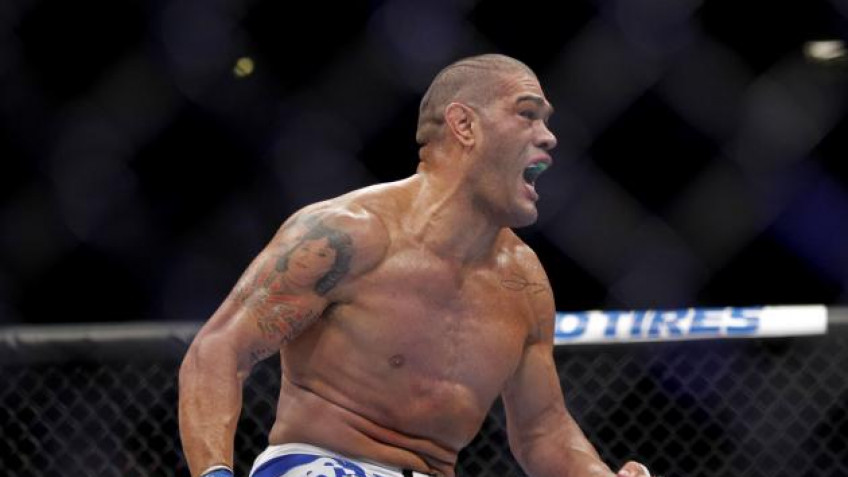 Видео боя Антонио Сильвы и Соа Палелеля